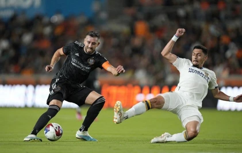 Cầu thủ Houston Dynamo và LA Galaxy tranh bóng quyết liệt trong trận đấu MLS