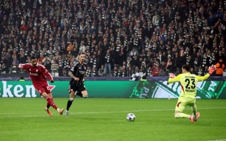 Cầu thủ Hugo Ekitike của Liverpool ghi bàn gỡ hòa 1-1 vào lưới thủ môn Michael Zetterer của Eintracht Frankfurt.