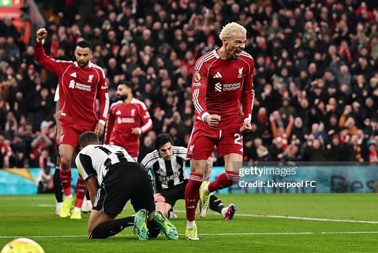 Cầu thủ Hugo Ekitike của Liverpool ăn mừng bàn thắng sau màn trình diễn chói sáng.