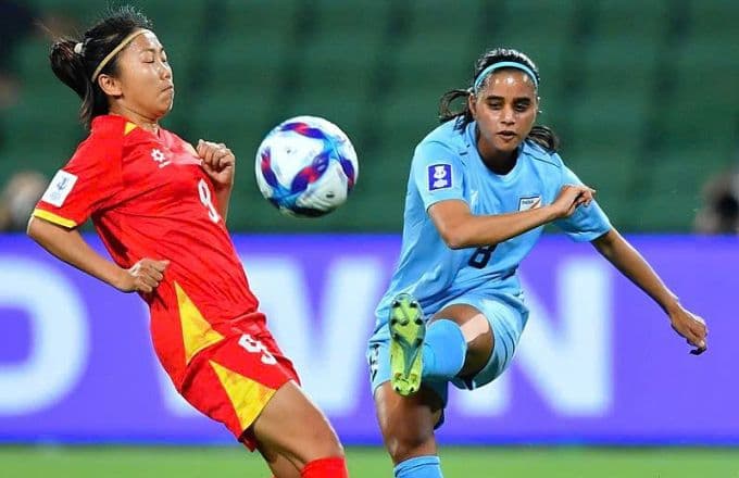 Cầu thủ Huỳnh Như của Việt Nam nỗ lực tranh chấp bóng với đối thủ Ấn Độ, thể hiện sự cạnh tranh khốc liệt tại đấu trường châu Á.