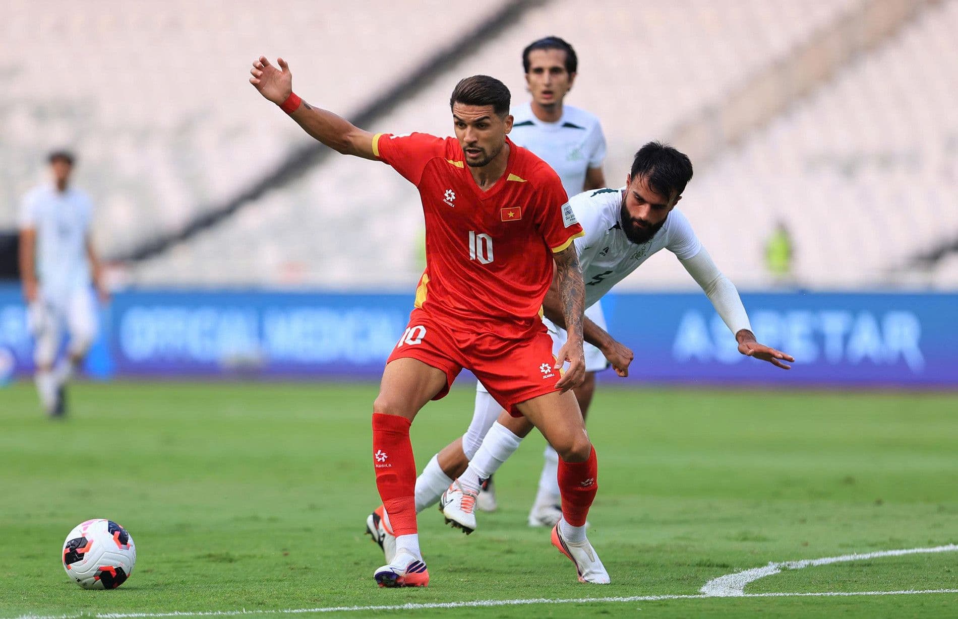 Cầu thủ đội tuyển Việt Nam số 10 tranh bóng với đối thủ Pakistan trong trận đấu FIFA ASEAN Cup.
