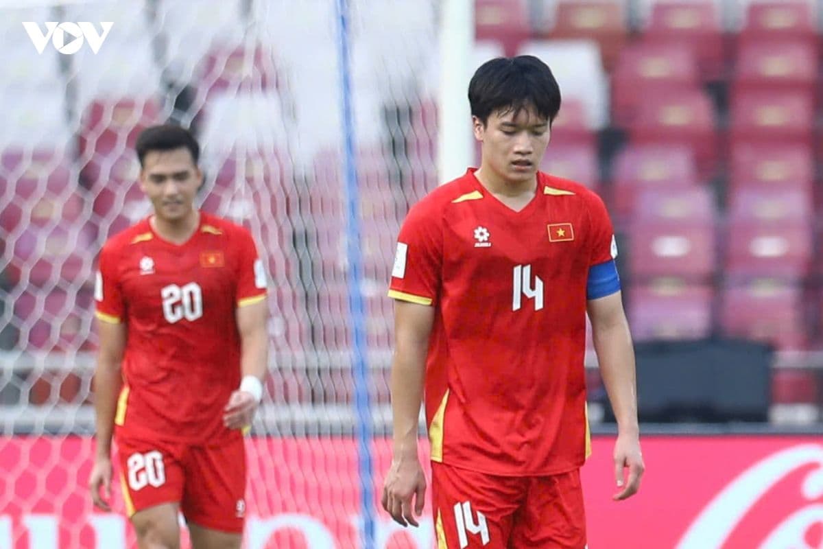 Cầu thủ đội tuyển Việt Nam thể hiện sự thất vọng sau trận thua Thái Lan, đối mặt áp lực trước trận gặp Pakistan