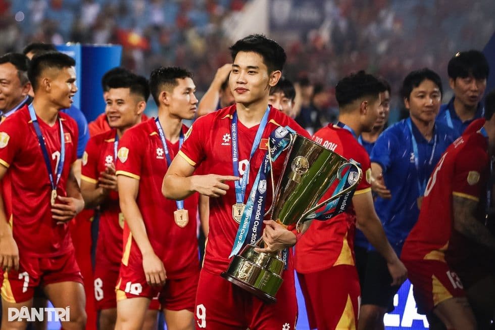 Cầu thủ đội tuyển Việt Nam với chiếc cúp vô địch, thể hiện quyết tâm vươn tầm châu Á.