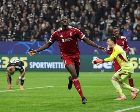 Cầu thủ Ibrahima Konate của Liverpool ăn mừng bàn thắng thứ ba, nâng tỷ số lên 3-1 trước Eintracht Frankfurt.