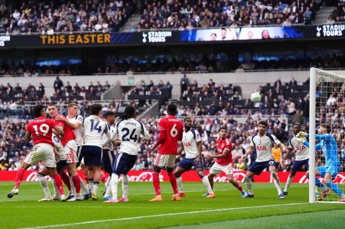 Cầu thủ Igor Jesus của Nottingham Forest ghi bàn thắng bằng đầu vào lưới Tottenham, minh họa thất bại 0-3.