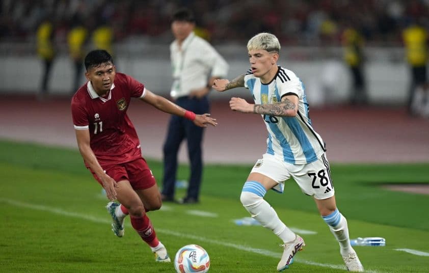 Cầu thủ Indonesia đối đầu với cầu thủ Argentina trong trận giao hữu, thể hiện chiến lược nâng tầm của bóng đá Indonesia