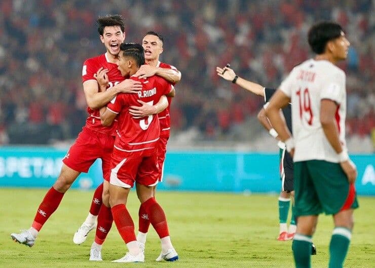 Cầu thủ Indonesia ăn mừng chiến thắng kịch tính, trọng tài ở phía sau