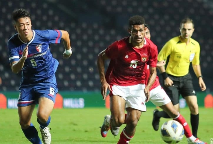 Cầu thủ Indonesia (áo đỏ) tranh bóng với cầu thủ Đài Loan (áo xanh) trong trận đấu FIFA Days.