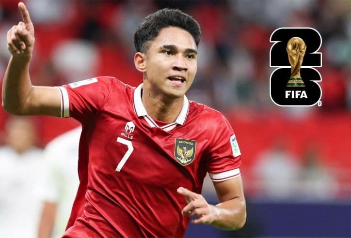 Cầu thủ Indonesia trên sân cỏ, thể hiện sự cạnh tranh và phát triển của bóng đá Đông Nam Á.