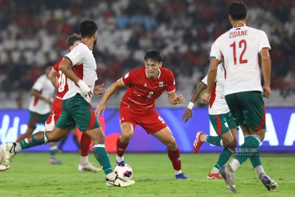 Cầu thủ Indonesia và Bangladesh tranh bóng quyết liệt trên sân cỏ