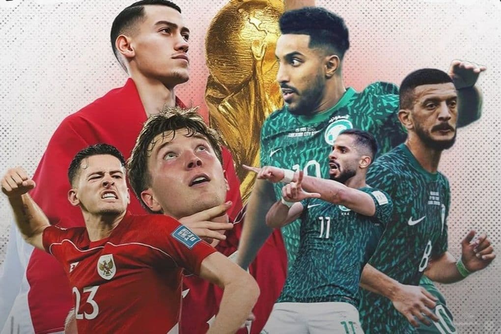 Cầu thủ Indonesia và Saudi Arabia cùng biểu tượng World Cup, thể hiện khát vọng World Cup của Indonesia khi đối đầu Saudi Arabia.