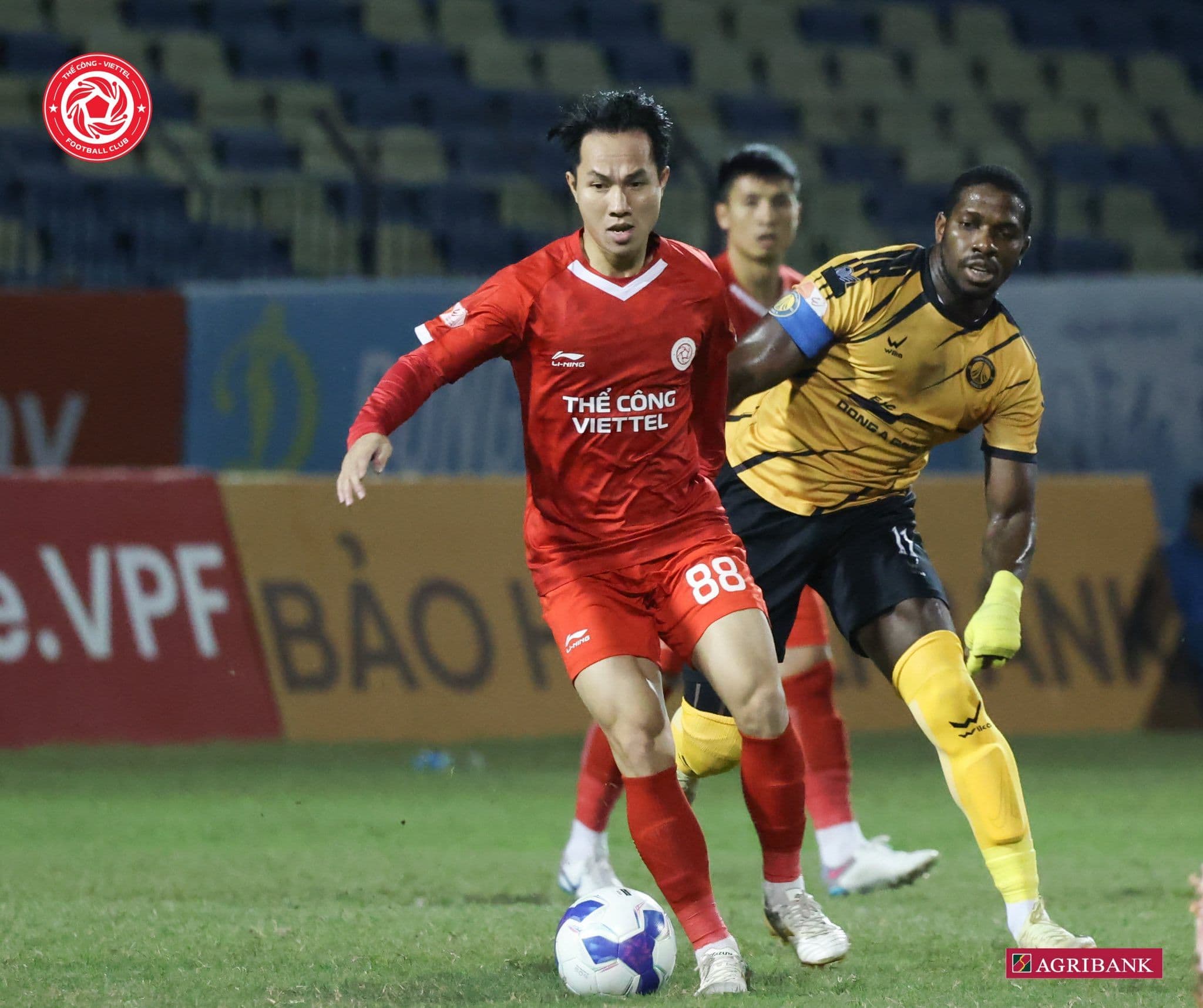 Cầu thủ Đinh Viết Tú của Thể Công Viettel trong trận đấu với CLB Thanh Hóa, người đã ghi bàn quyết định.