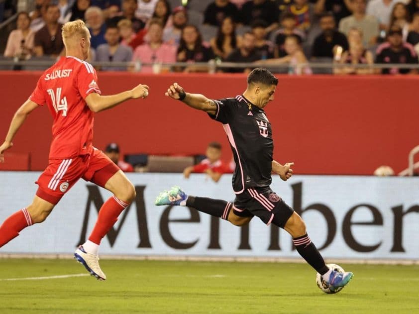 Cầu thủ Inter Miami đối đầu với cầu thủ Chicago Fire trong trận đấu MLS