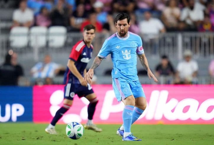 Cầu thủ Inter Miami Lionel Messi đang dẫn bóng trong một trận đấu MLS.