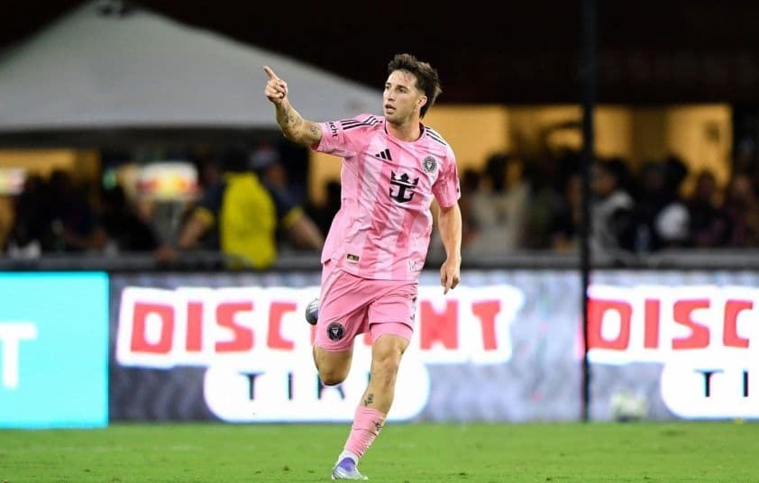 Cầu thủ Inter Miami ăn mừng bàn thắng gỡ hòa, thể hiện tinh thần không bỏ cuộc.