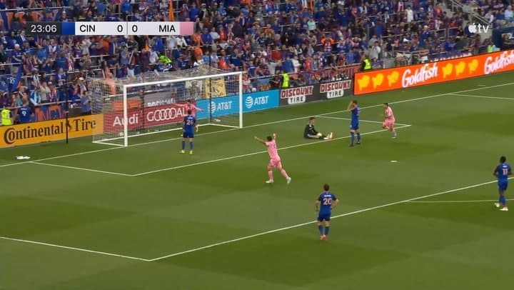 Cầu thủ Inter Miami ăn mừng bàn thắng trong trận đấu với FC Cincinnati, khoảnh khắc thiên tài bị luật lệ che mờ.