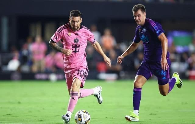 Cầu thủ Inter Miami (áo hồng) và Charlotte FC (áo tím) tranh chấp bóng, thể hiện cuộc đối đầu sắp tới.