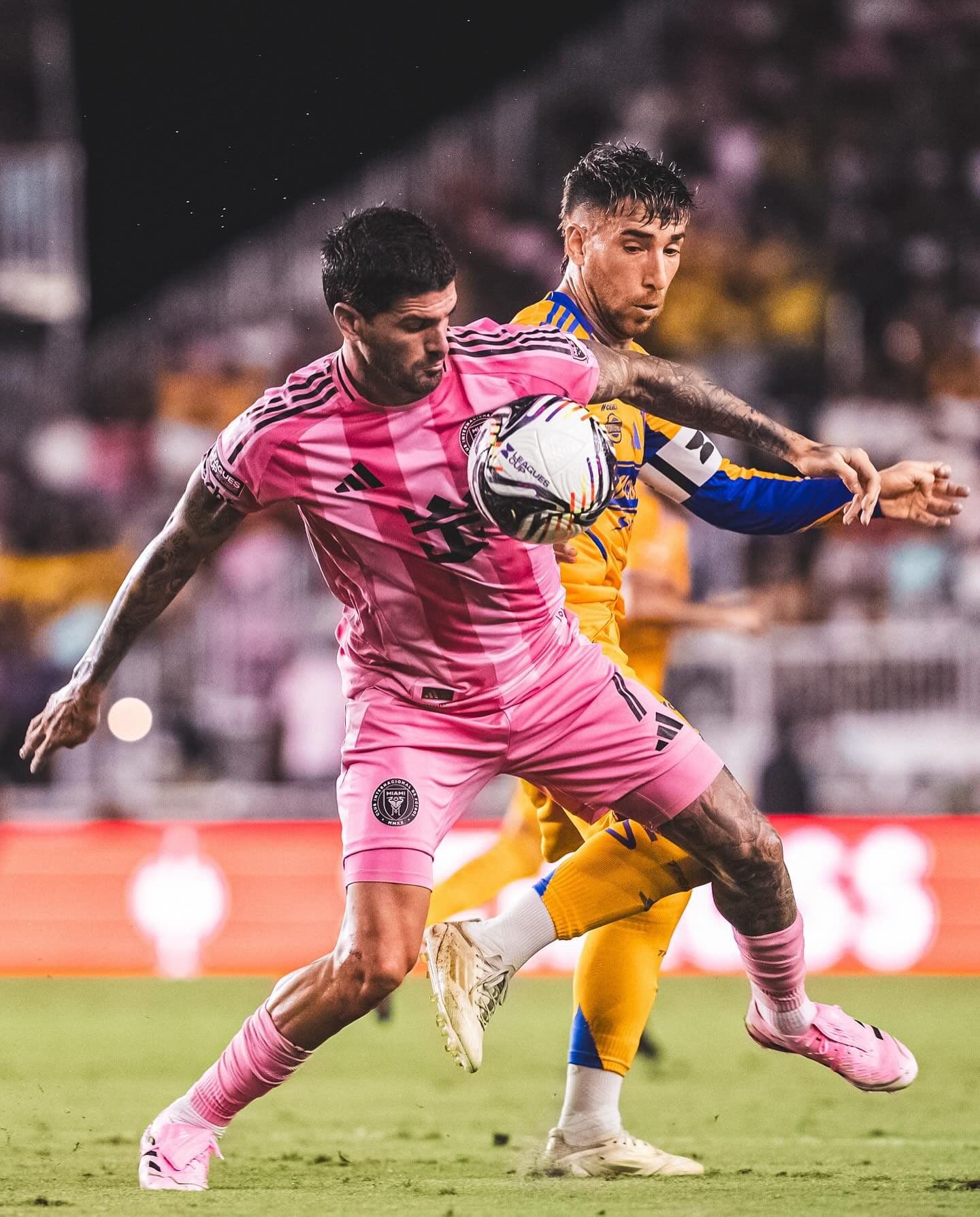 Cầu thủ Inter Miami tranh chấp bóng quyết liệt trong trận đấu