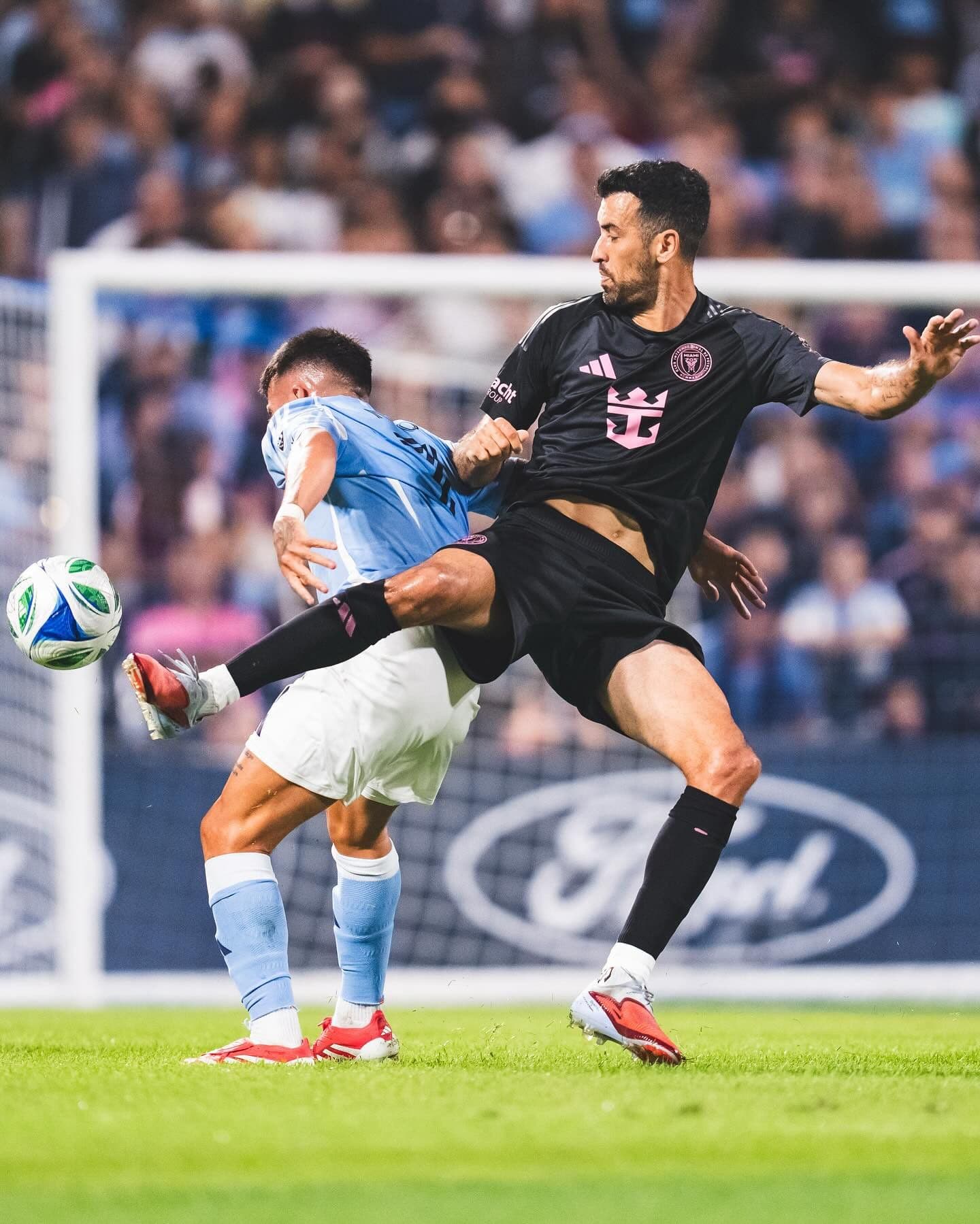 Cầu thủ Inter Miami tranh chấp bóng quyết liệt với đối thủ New York City FC, thể hiện áp lực của trận đấu.