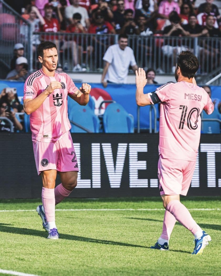 Cầu thủ Inter Miami trên sân trong trận đấu với Toronto