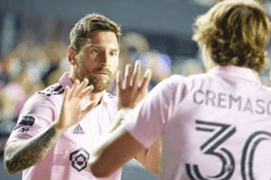 Cầu thủ Inter Miami trong trận đấu, tượng trưng cho cuộc đối đầu giữa MLS và Liga MX tại Leagues Cup.