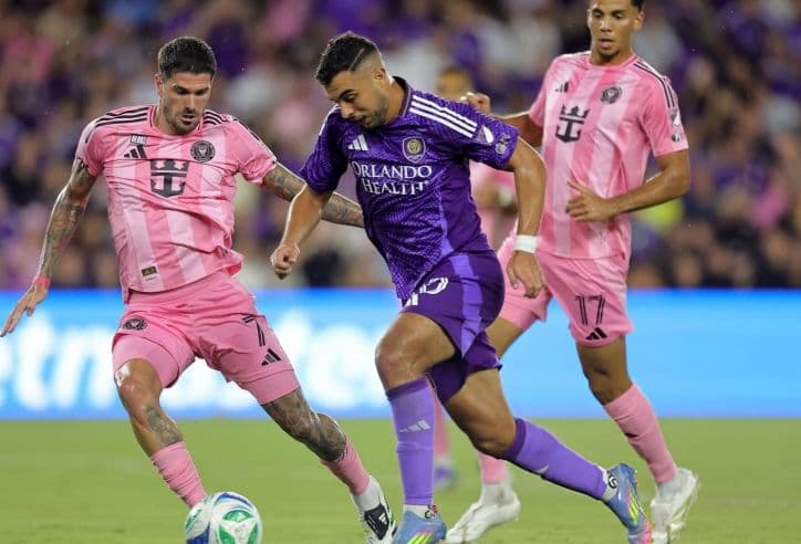 Cầu thủ Inter Miami và Orlando City tranh bóng trong một trận đấu MLS