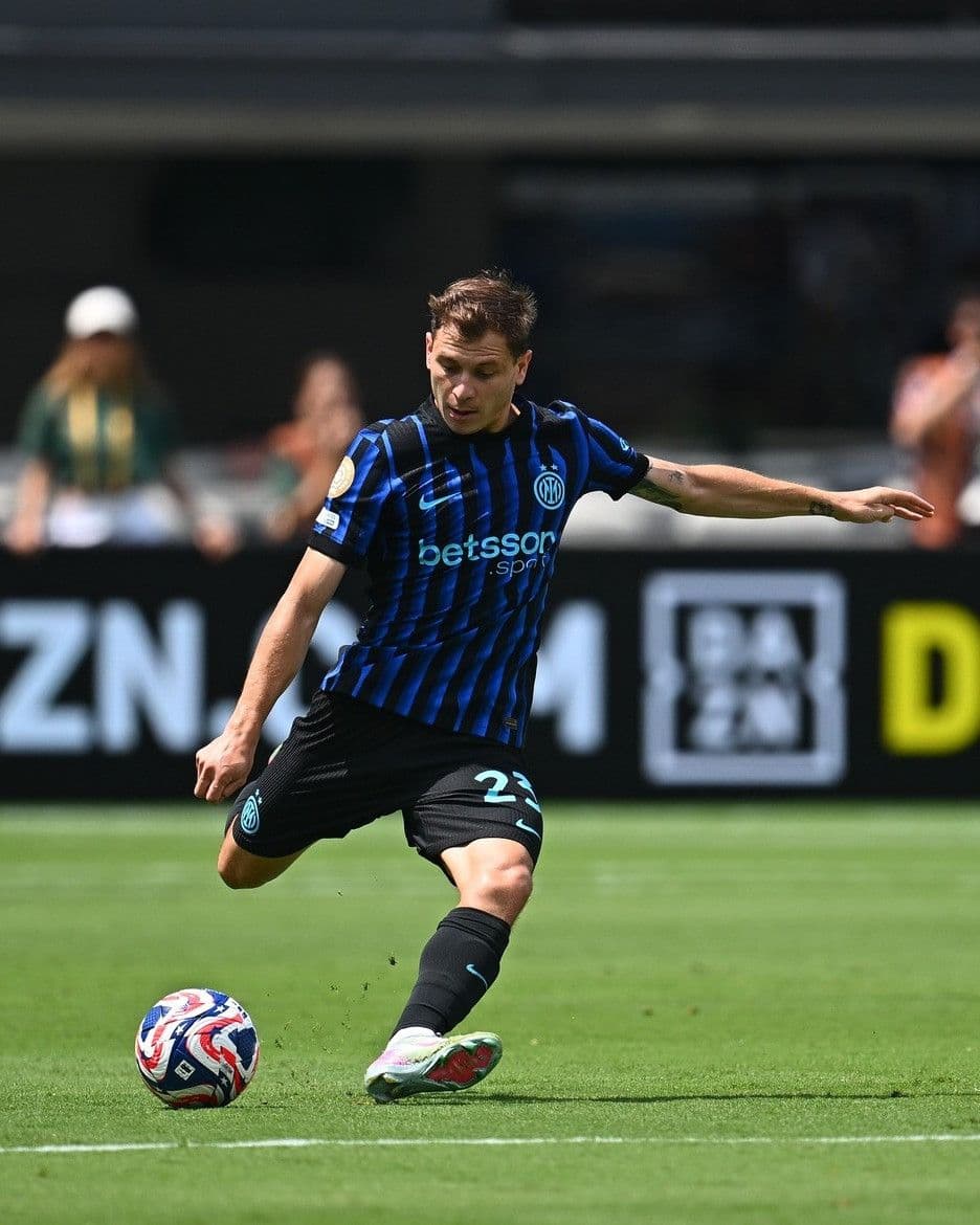 Cầu thủ Inter Milan Federico Dimarco nỗ lực tấn công tìm bàn gỡ trong trận đấu.