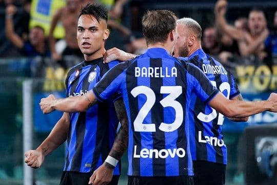 Cầu thủ Inter Milan ăn mừng bàn thắng, thể hiện tinh thần và đam mê bóng đá trong cuộc đối đầu quan trọng.
