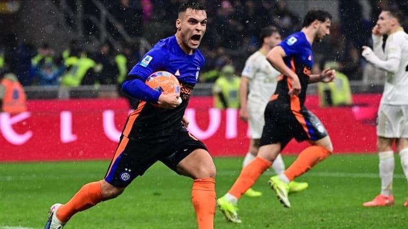 Cầu thủ Inter Milan ăn mừng bàn thắng, tượng trưng cho không khí bóng đá Serie A