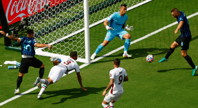 Cầu thủ Inter Milan Stefan de Vrij bỏ lỡ cơ hội ghi bàn mười mươi từ cự ly gần.