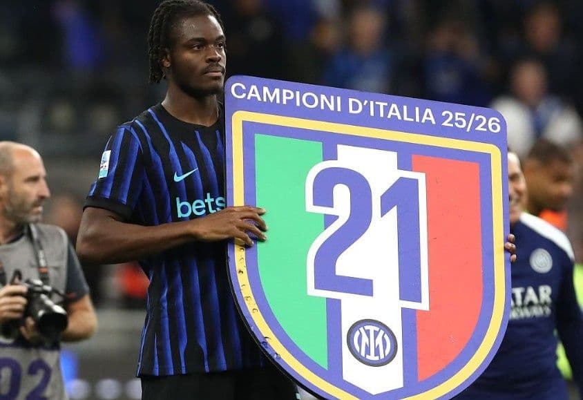 Cầu thủ Inter Milan tự hào giơ cao tấm khiên biểu tượng Scudetto thứ 21