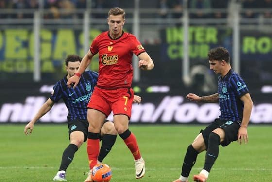 Cầu thủ Inter Milan tranh bóng quyết liệt với đối thủ trên sân, thể hiện sự bền bỉ và chiến lược.