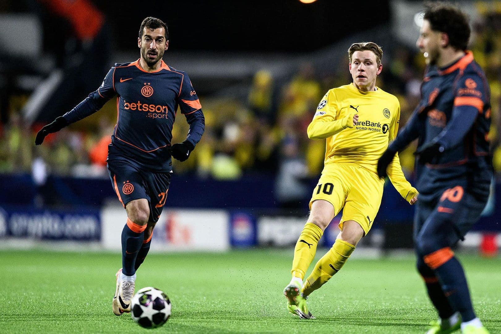 Cầu thủ Inter Milan và Bodø/Glimt tranh bóng quyết liệt trên sân