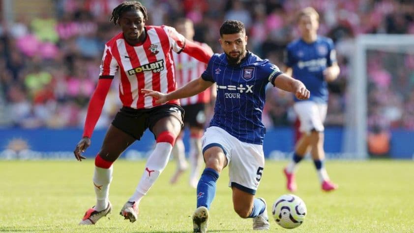 Cầu thủ Ipswich Town và Southampton tranh bóng quyết liệt trong trận đấu Championship.
