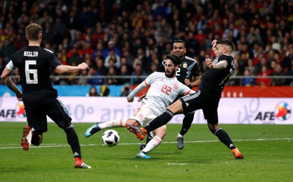 Cầu thủ Isco của Tây Ban Nha ghi bàn vào lưới Argentina, minh họa các trận đấu đỉnh cao trong lịch sử và tương lai World Cup.