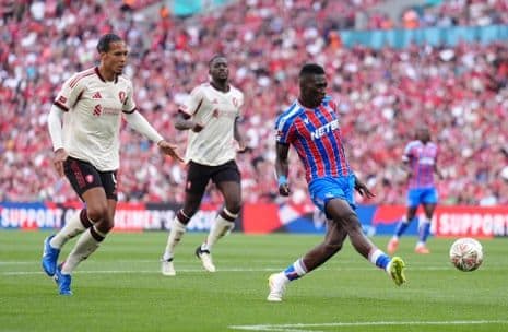 Cầu thủ Ismaila Sarr của Crystal Palace ghi bàn vào lưới Liverpool tại Wembley