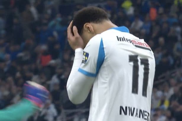 Cầu thủ Ismaila Sarr của Crystal Palace, người đã bị Micky van de Ven phạm lỗi dẫn đến thẻ đỏ.