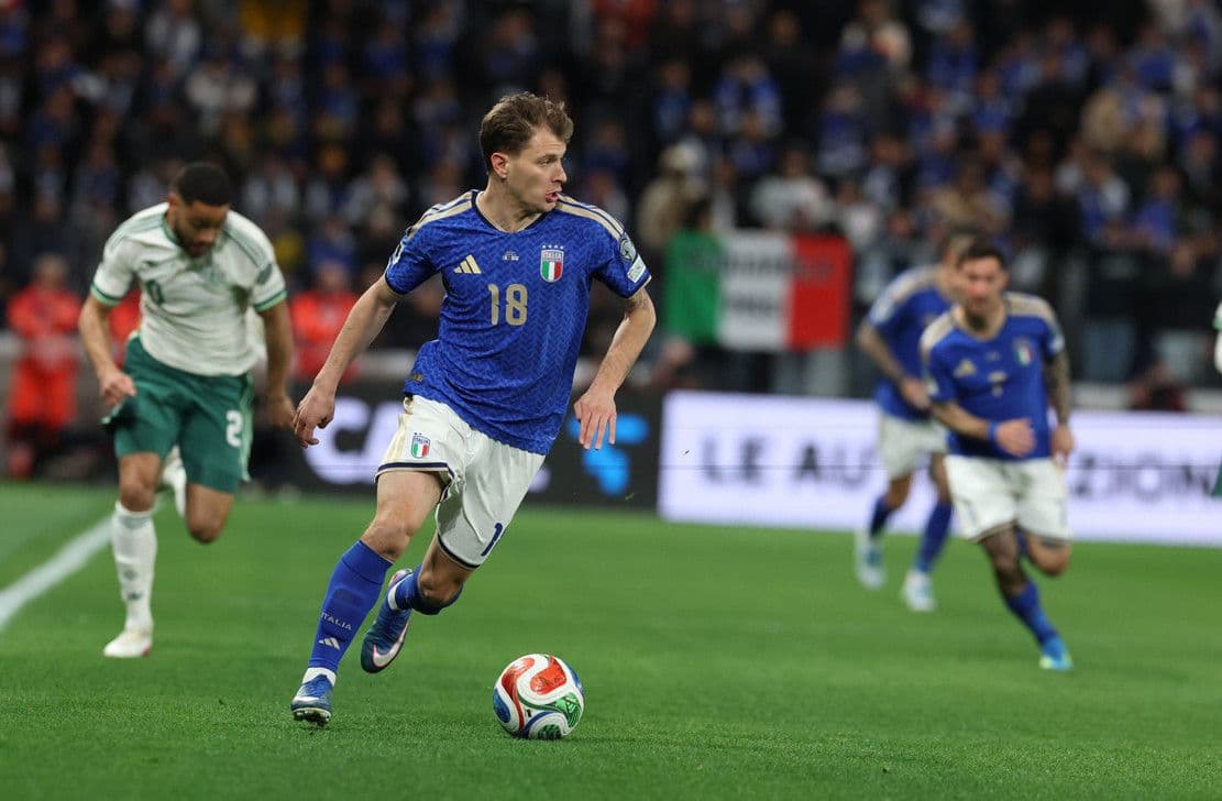 Cầu thủ Italia Moise Kean thể hiện kỹ thuật cá nhân vượt trội trước cầu thủ Bắc Ireland