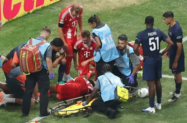 Cầu thủ Jamal Musiala của Bayern Munich bị chấn thương và được các nhân viên y tế chăm sóc.