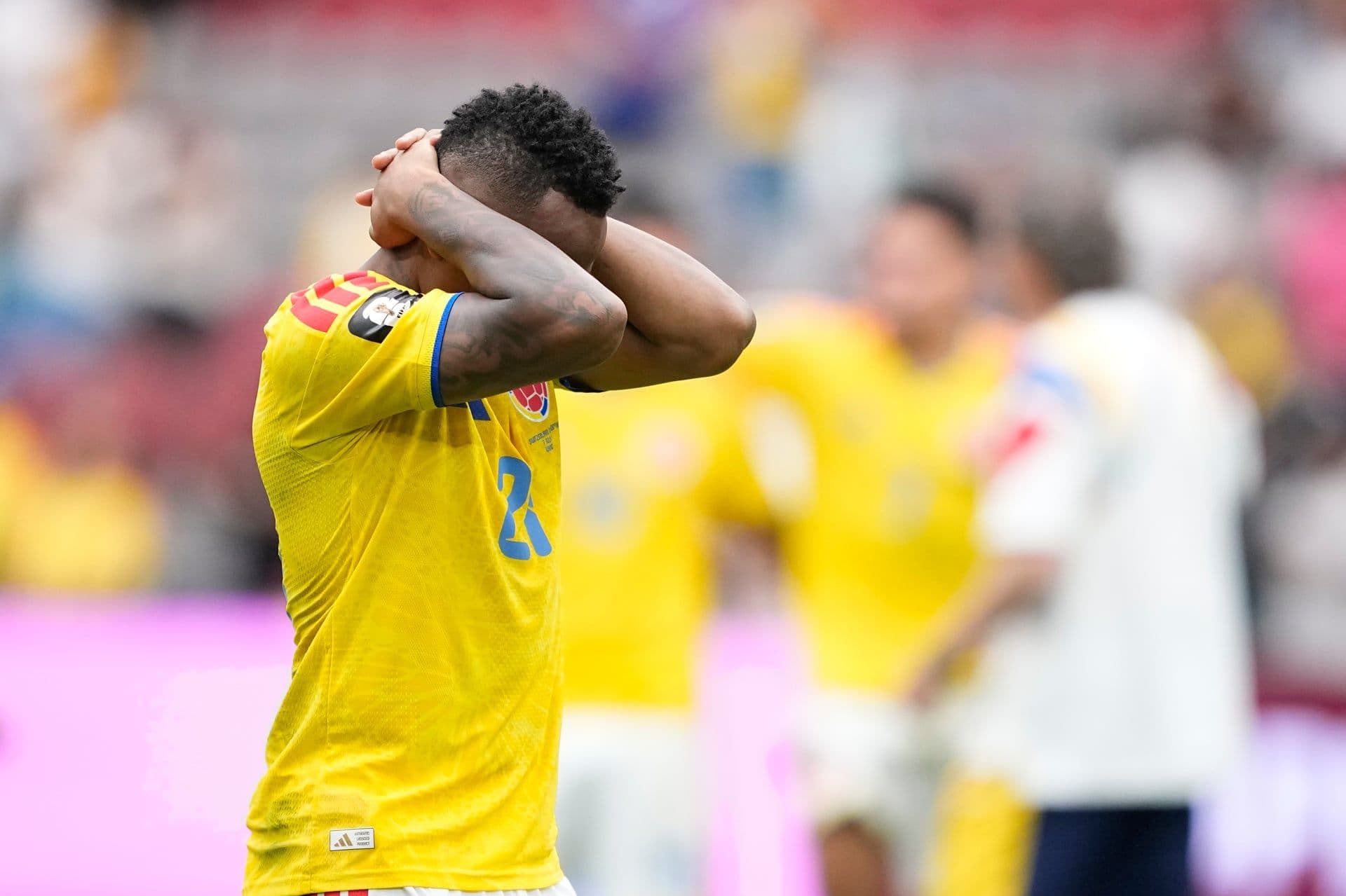 Cầu thủ Jaminton Campaz của Colombia ôm đầu thất vọng trên sân.