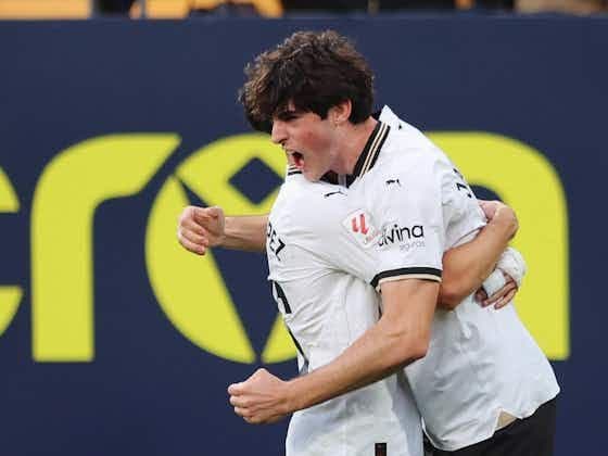 Cầu thủ Javi Guerra của Valencia ăn mừng trên sân.