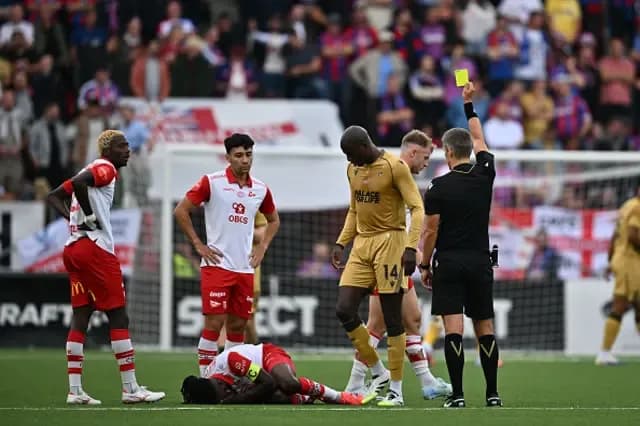 Cầu thủ Jean-Philippe Mateta của Crystal Palace nhận thẻ vàng, thể hiện sự ức chế trong trận đấu.