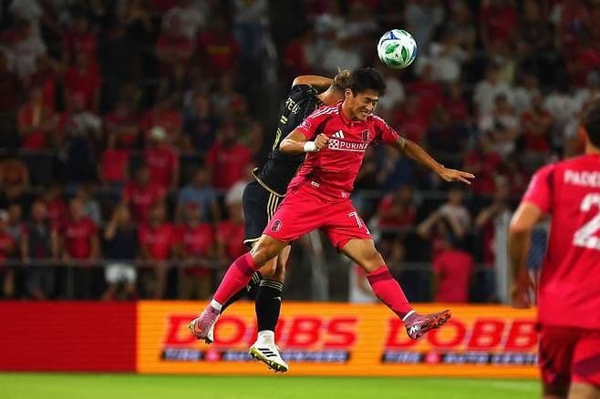 Cầu thủ Jeong Sang-bin của St. Louis City SC tranh chấp bóng bổng trong trận gặp LAFC.