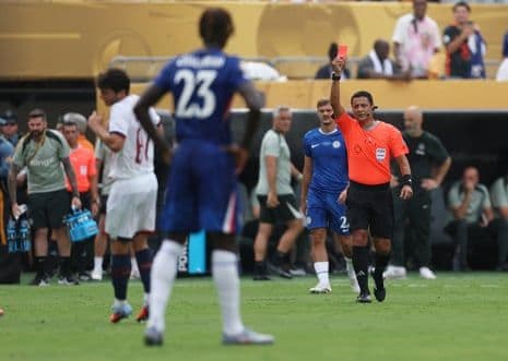 Cầu thủ Joao Neves của PSG nhận thẻ đỏ trực tiếp trong trận đấu.