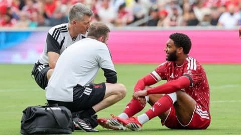 Cầu thủ Joe Gomez của Liverpool được chăm sóc y tế trên sân, tượng trưng cho quá trình tái thiết đội hình dưới thời HLV Iraola.