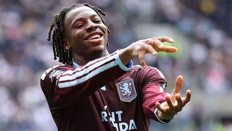 Cầu thủ Johan Manzambi của Aston Villa ăn mừng bàn thắng, minh chứng cho chiến thắng và lối chơi hiệu quả của đội.
