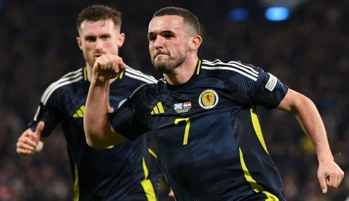 Cầu thủ John McGinn của Scotland ăn mừng bàn thắng, thể hiện tinh thần quyết tâm của đội tuyển.