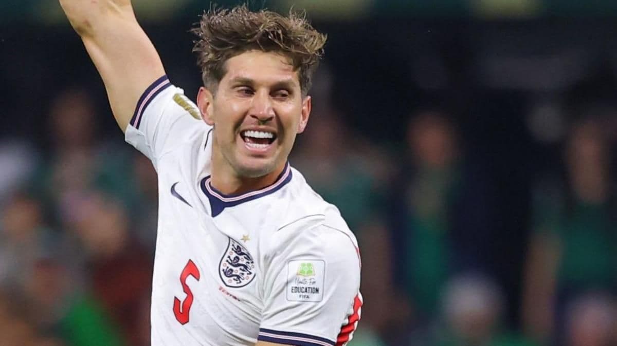Cầu thủ John Stones của đội tuyển Anh, tượng trưng cho tinh thần lãnh đạo thầm lặng và sự cống hiến của Declan Rice trên sân cỏ.