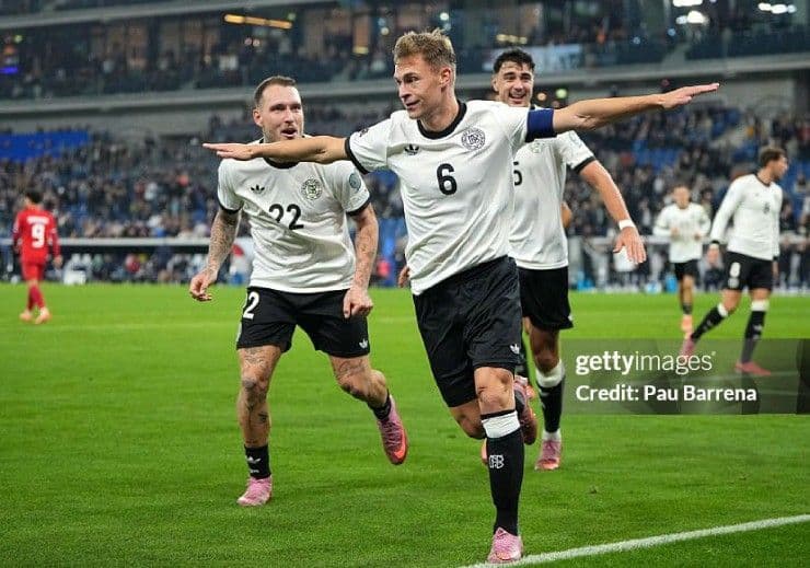 Cầu thủ Joshua Kimmich và David Raum của ĐT Đức ăn mừng bàn thắng trong trận đấu vòng loại World Cup.
