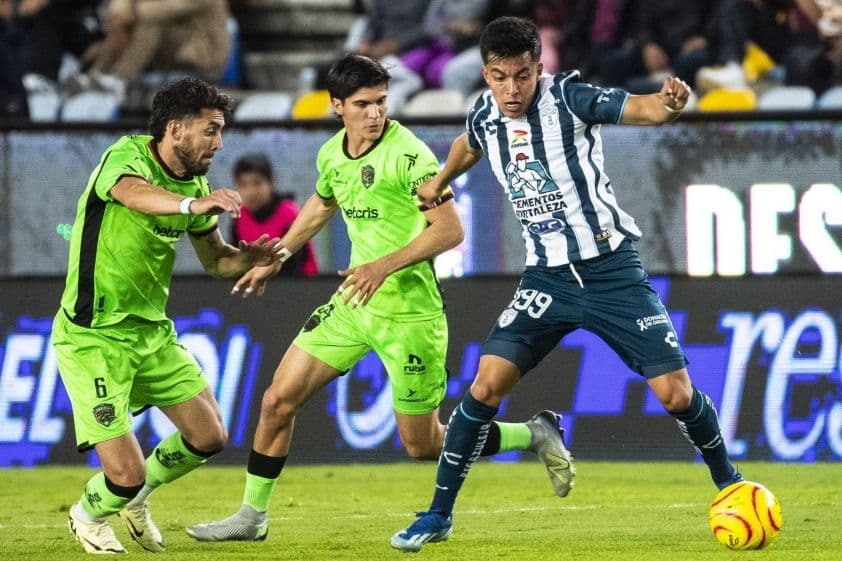 Cầu thủ Juarez và Pachuca tranh bóng quyết liệt trên sân cỏ